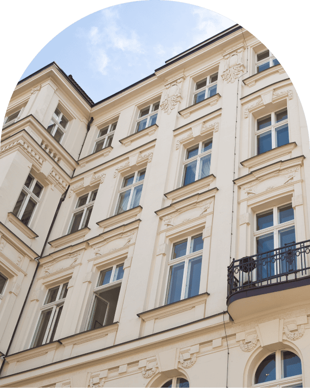 Eine schöne Altbau Fassade mit vielen Fenstern und einam Balkon.